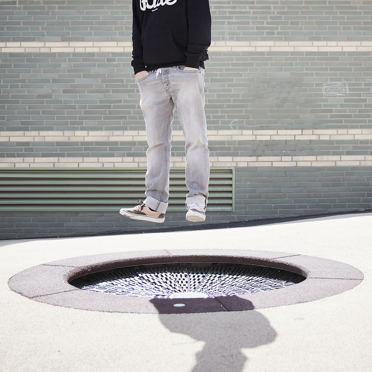 Ein Mitarbeiter springt auf einem Trampolin