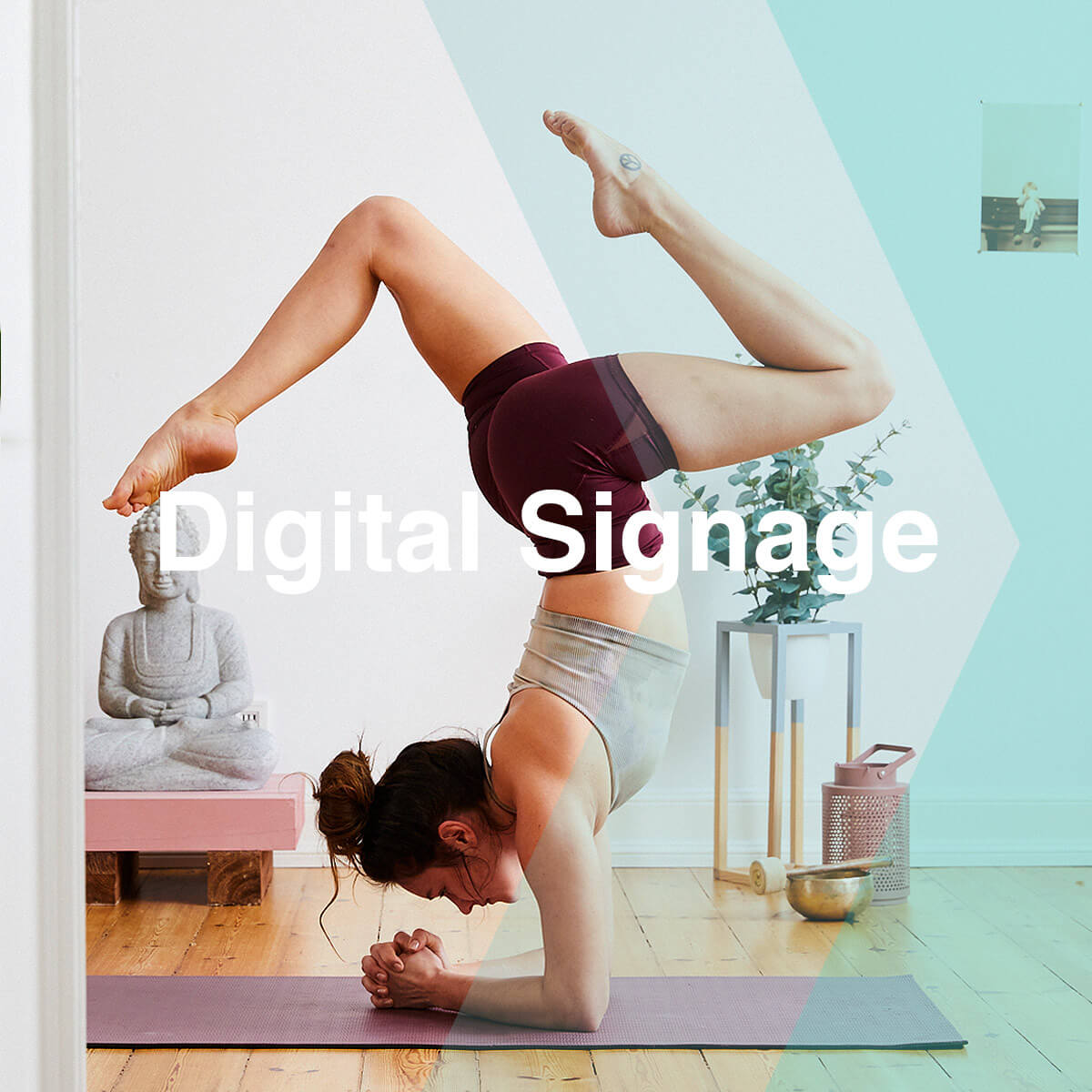 nju-Teaser Digital Signage, eine Frau macht eine Yoga-Übung